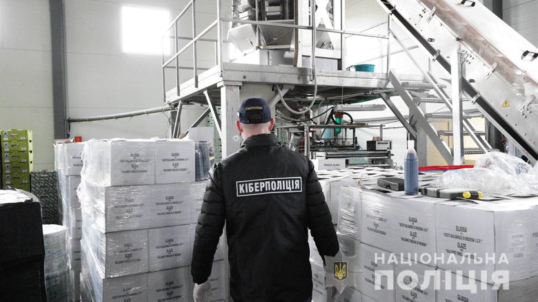 Киберполиция разоблачила сеть по производству и продаже фальсификата: мошенники подделывали вино, хамон, масло и конфеты известных брендов, изъято 160 т товара 04
