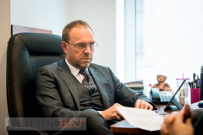 П’яна ДТП та цукерки Трухіна: що у Раді думають про черговий скандал? 04