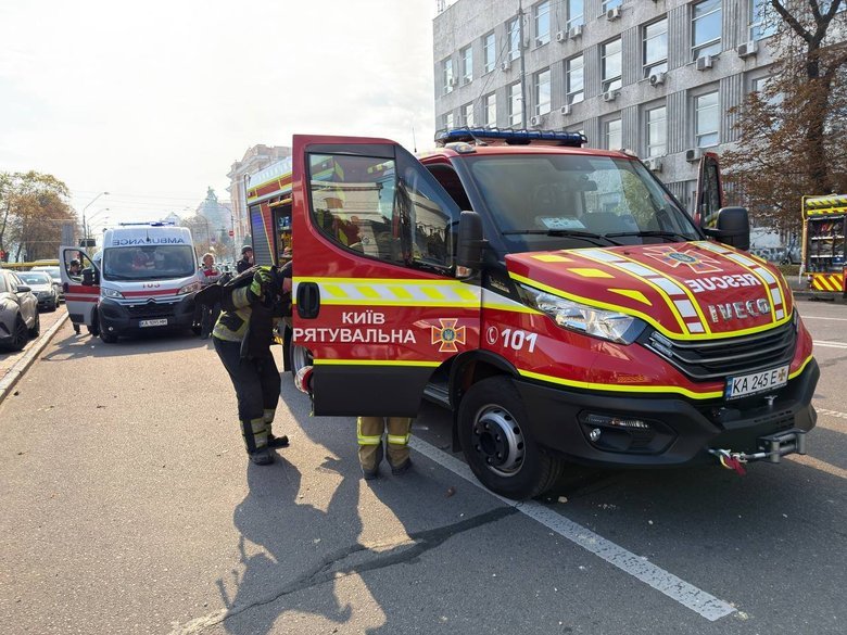 Люди рятуються з охопленої вогнем будівлі НАН України після удару РФ