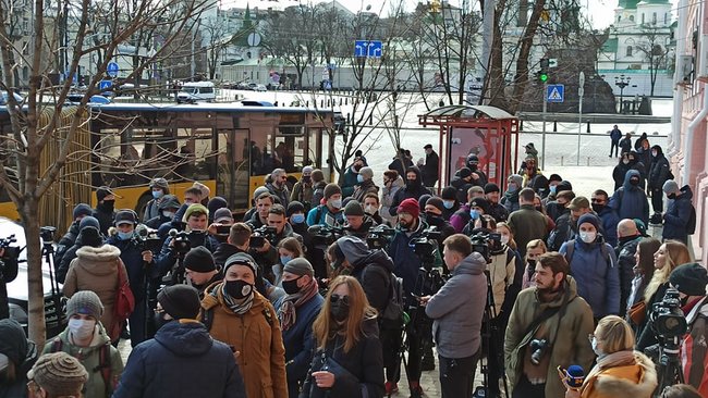Человек не стекло, его не заменишь: У стен Печерского райсуда проходит акция в поддержу задержанного под ОП Сорда 05 Человек не стекло, его не заменишь: У стен Печерского райсуда проходит акция в поддержу задержанного под ОП Сорда 05