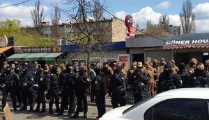 Во время демонтажа МАФов в Днепровском районе Киева произошли стычки с полицией: есть задержанные. ВИДЕО