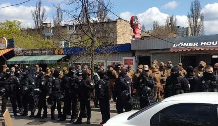 Во время демонтажа МАФов в Днепровском районе Киева произошли стычки с полицией: есть задержанные. ВИДЕО