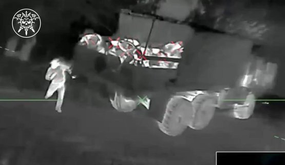 Момент удару українського БпЛА по вантажівці, в якій перебували щонайменше 10 рашистів. ВIДЕО