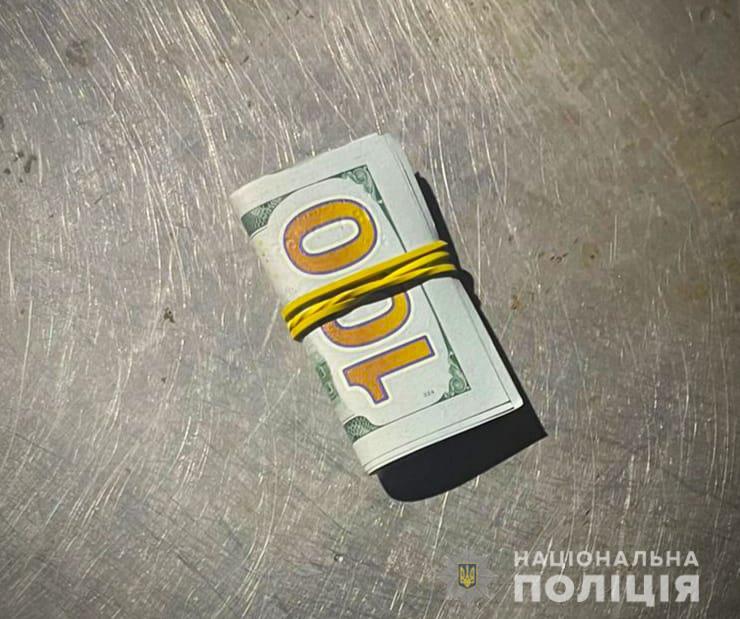 Поліцейського затримали на Харківщині на хабарі 5 тис. дол., - Нацполіція 02