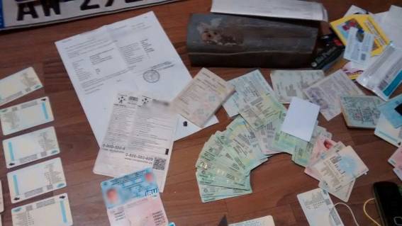 Правоохранители разоблачили группировку, занимавшуюся незаконной регистрацией автомобилей в 9 областях Украины 07