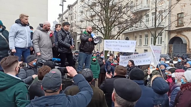 Кінець епохи бідності - початок епохи злиднів: мітингувальники протестують під ОП проти підвищення тарифів, планують відвезти Зеленському платіжки 05