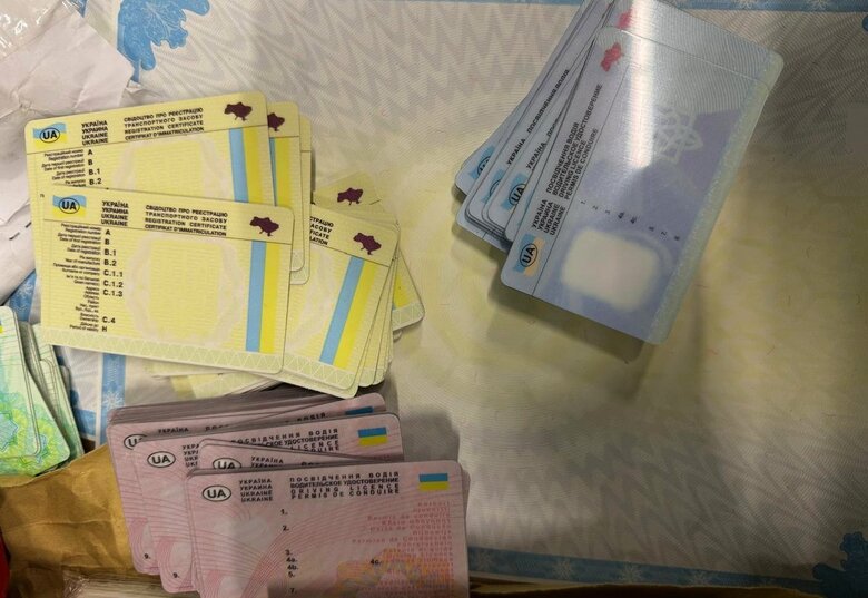 На Буковині викрито схему ввезення фальшивих документів