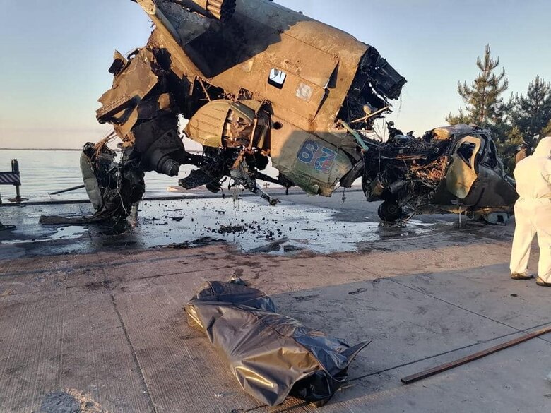 Обломки еще одного рашистского вертолета достали из Киевского водохранилища 03