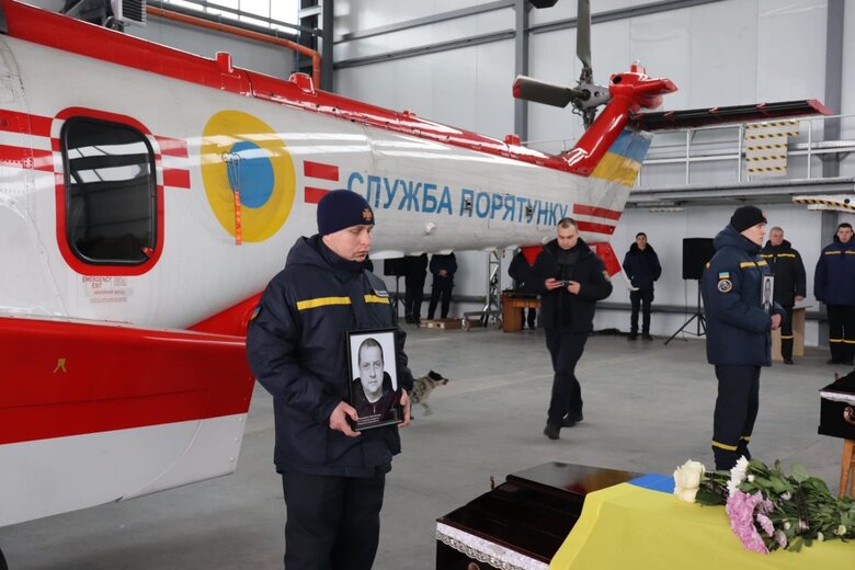 У Ніжині попрощалися з екіпажем, який загинув у авіакатастрофі в Броварах 06
