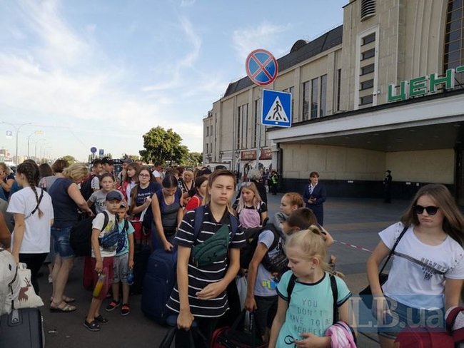 Через повідомлення про замінування на центральному залізничному вокзалі Києва евакуювали людей 02