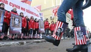 Митинг в Москве: путинские "нашисты" пришли под посольство Украины в резиновых сапогах и с безграмотными плакатами. ФОТОрепортаж.