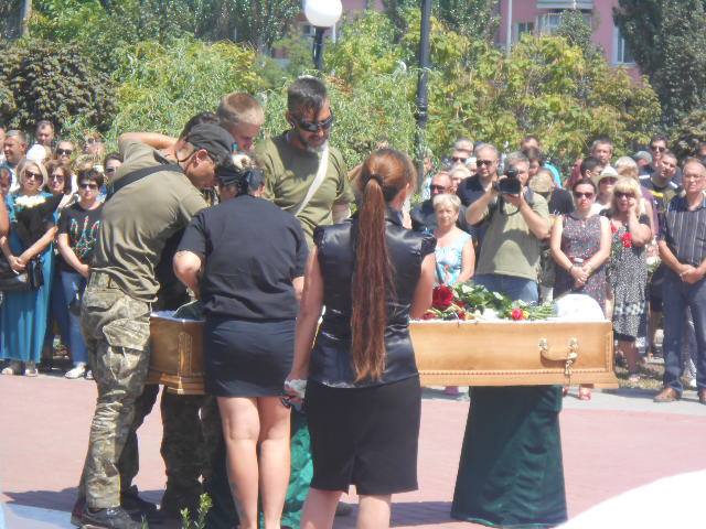 Убитого ветерана Донбасса Олешко похоронили в Бердянске 02