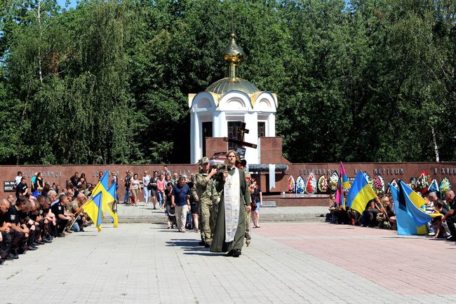 Із воїном 24-ї ОМБр Дмитром Українським попрощалися в Лисичанську 06