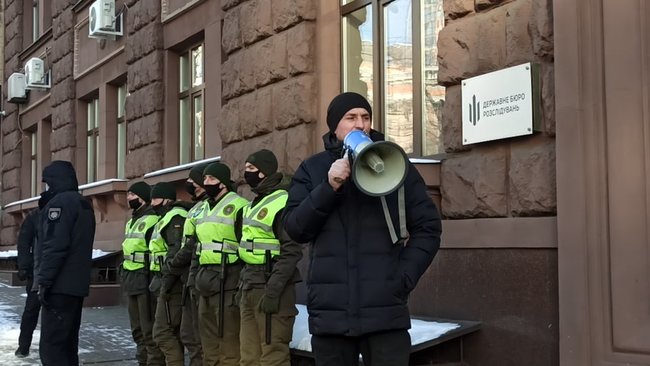 Что должен делать командир, если у него в подразделении такой черт?: под ГБР жгли файеры в поддержку арестованного комбата Лановенко 16