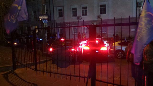 Голово суду, реагуй! - активісти блокують будівлю Соломянського суду через справу Насірова 07