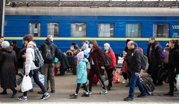 Через соціально-економічні труднощі частина переселенців повертається на окуповані території та в прифронтові міста, - Лубінець