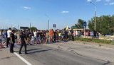 Незадоволені карантинними обмеженнями працівники розважальних закладів перекривали міст через Дніпро в Херсонській області. ФОТОрепортаж