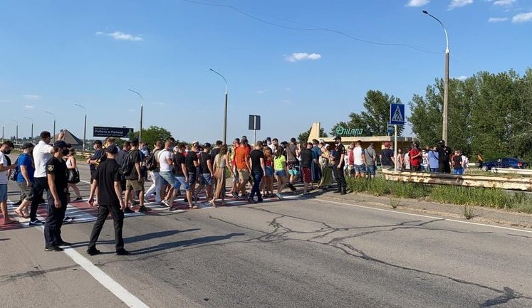Незадоволені карантинними обмеженнями працівники розважальних закладів перекривали міст через Дніпро в Херсонській області. ФОТОрепортаж
