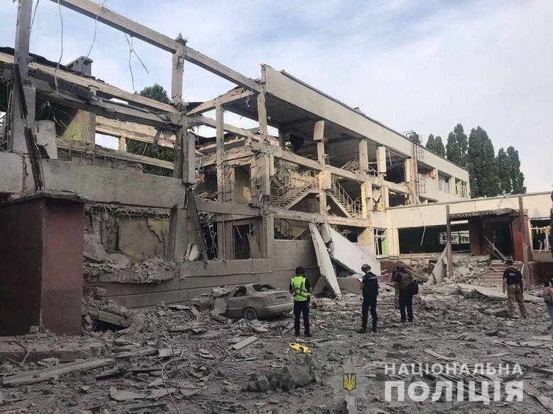 Последствия ночного ракетного удара по гражданским объектам россиянами в Харькове 01