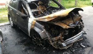 2 автомобілі горіли вночі в Бучі. ФОТО
