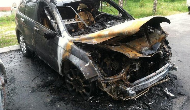2 автомобілі горіли вночі в Бучі. ФОТО