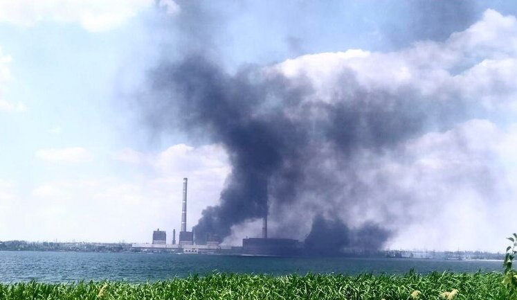 Після обстрілу окупантів досі горить Вуглегірська ТЕС. ФОТО