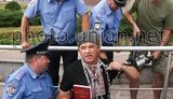 В Запорожье защитник украинского языка приковал себя к областной администрации. ФОТО