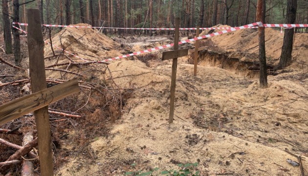 У місці масового поховання в Ізюмі є військові, але переважна кількість загиблих – цивільні. Люди зі зв’язаними руками, у декого відсутні чоловічі статеві органи, є з кульовими отворами, різноманітними травмами обличчя, – Христина Подиряко 05