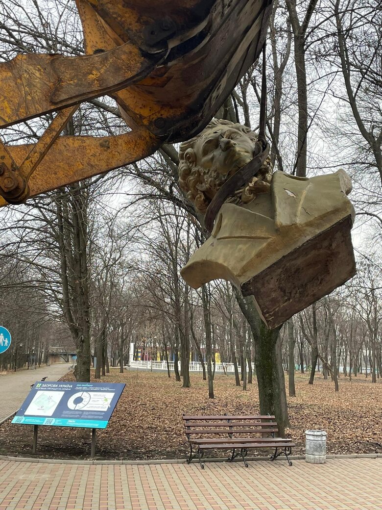 Monument to Pushkin was demolished in Kramatorsk 01