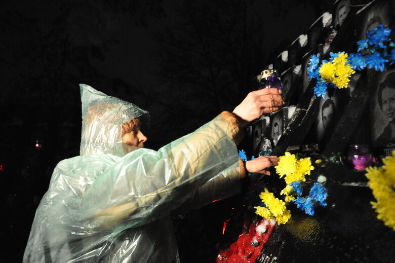 День Гідності та Свободи: у центрі Києва вшанували пам’ять Героїв Небесної Сотні 03