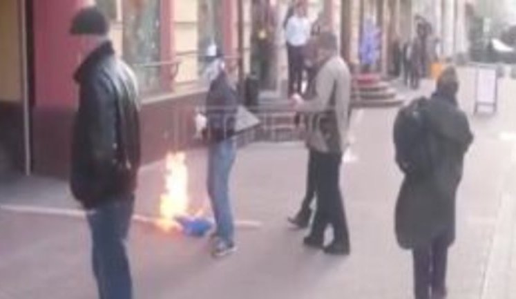 "Шо ти пи#диш? Сміливий який. Маску зняв би, пес смердячий!", - біля Культурного центру України в Москві невідомі спалили прапор України. ВІДЕО