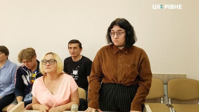Апелляционный суд оправдал 16-летнюю Дарью Коцюрубу, которая вышла с плакатом за импичмент Зеленского 02