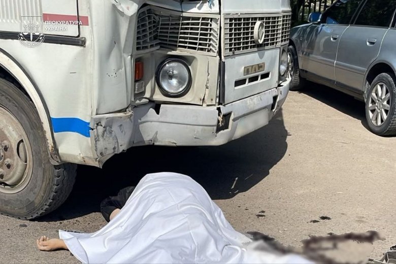На Закарпатті вантажівка в’їхала у людей які виходили з автобуса