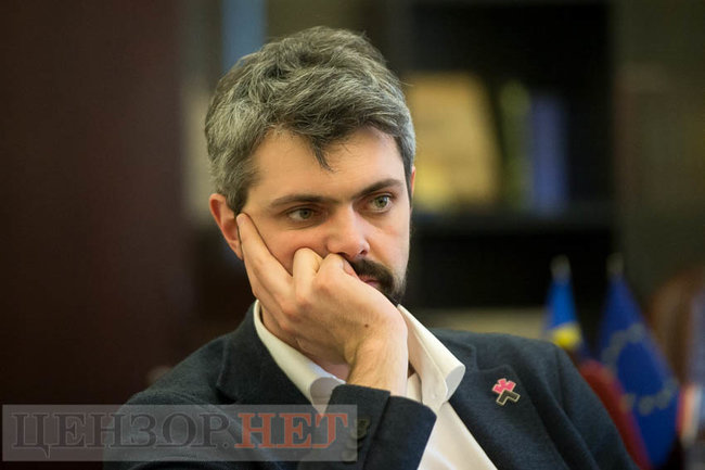 Місцева влада зазвичай видихає з легкістю, коли хтось самостійно демонтує об’єкти, що підлягають декомунізації, - директор Інституту нацпам’яті Антон Дробович 06