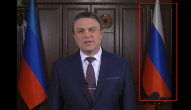 Ватажки ЛДНР записали звернення до Зеленського на тлі прапора РФ після слів Путіна про те, що Росія - третя країна у війні на Донбасі 02 Ватажки ЛДНР записали звернення до Зеленського на тлі прапора РФ після слів Путіна про те, що Росія - третя країна у війні на Донбасі 02