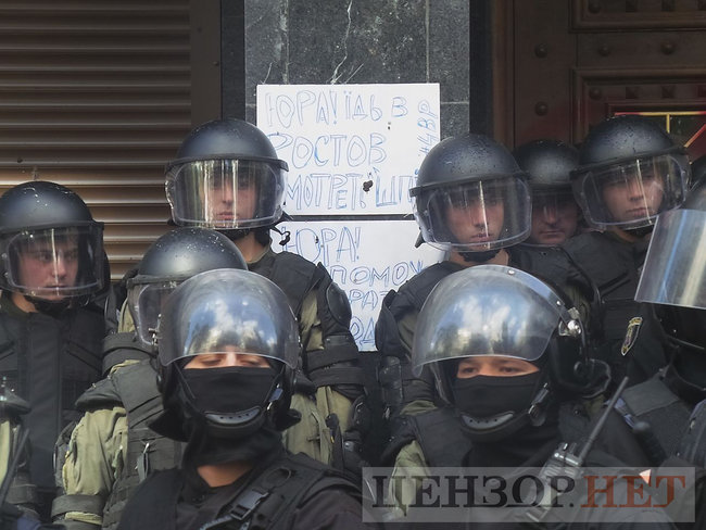 Під час мітингу під ГПУ проти екстрадиції в РФ Тумгоєва сталися сутички: мітингувальники бють вікна, їх у відповідь поливають водою зі шлангів 60