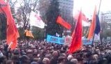 Чернобыльцы проломили забор и вошли на территорию вокруг парламента: Граждане бандиты, сдаемся по одному. + ВИДЕО.