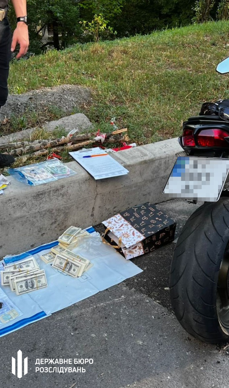 Посадовець КМДА, який брав данину з київських автоперевізників на сотні тисяч доларів, постане перед судом, - ДБР 06