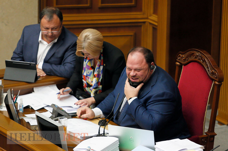 Блокирование трибуны, звонок Стефанчуку, Порошенко и Вирастюк, счастливый Тищенко и потрясенный Арахамия, - работа Рады 23 сентября 32