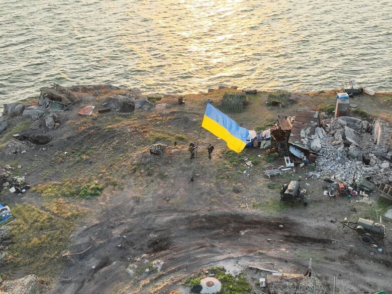 На Зміїному встановили прапор України 03