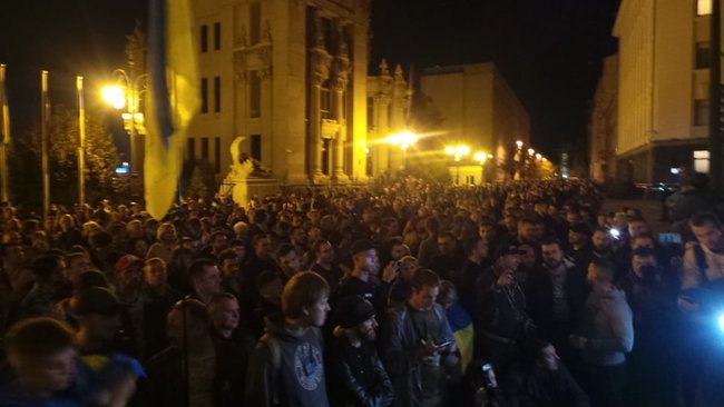 Ні капітуляції, - тысячи людей вышли на Майдан и под ОП, выступая против реализации властью формулы Штайнмайера 12