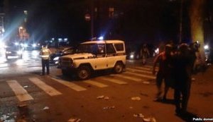 Посольство Украины в Москве под присмотром омоновцев подверглось нападению неизвестных. ФОТО