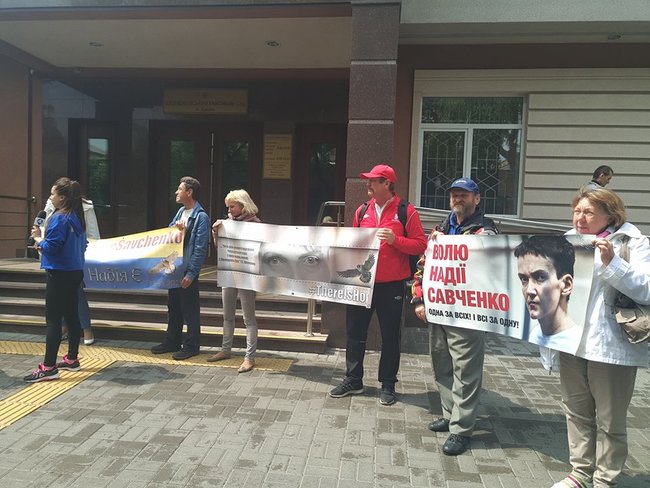 Шевченківський райсуд Києва розглядає продовження арешту Савченко 01
