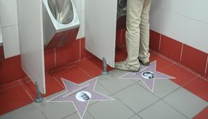 В Москве травят знаменитостей, выступивших против интервенции в Украину: их фотографиями покрыли пол туалета на Киевском вокзале. ФОТО