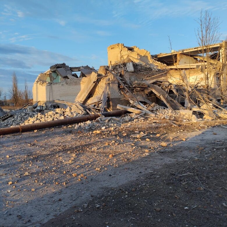 Росіяни скинули бомбу на школу в Херсонській області