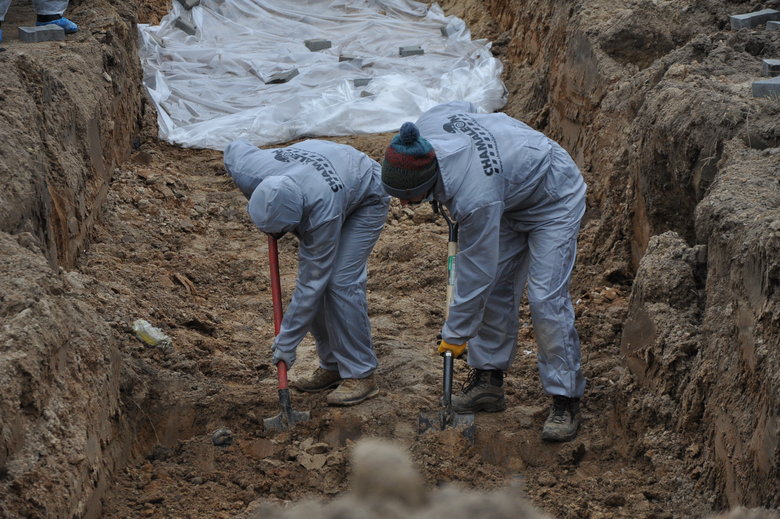 В Бучі ексгумують з братської могили тіла вбитих росіянами мирних жителів: Майже всі з вогнепальними пораненнями, деякі із завязаними руками та ногами 07