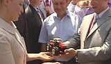 Аграрии подарили Тимошенко трактор и научили быть счастливой с коровой. ВИДЕО.