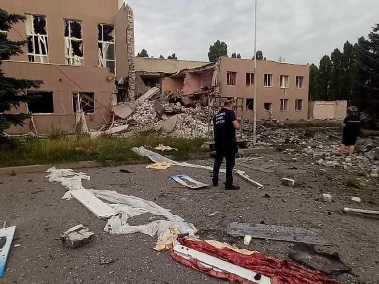 Оккупанты нанесли четыре ракетных удара по Харькову. Повреждено учебное заведение, полотно дороги и админздание, - Синегубов 01