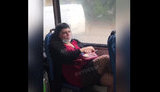 Курила в салоне, обматерила полицейских: одесситку пришлось силой вытаскивать из троллейбуса. ВИДЕО