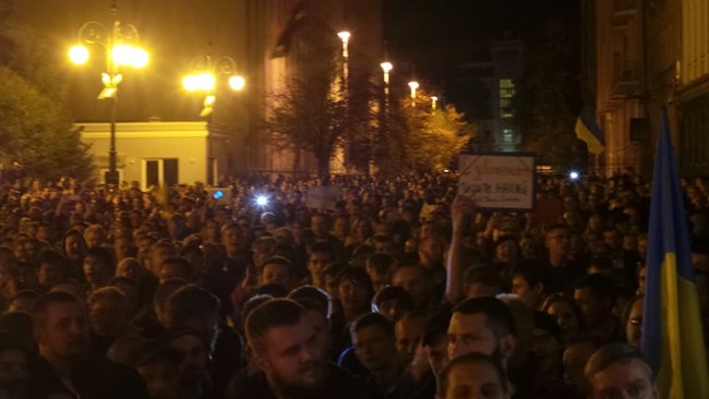 Ні капітуляції, - тысячи людей вышли на Майдан и под ОП, выступая против реализации властью формулы Штайнмайера 11
